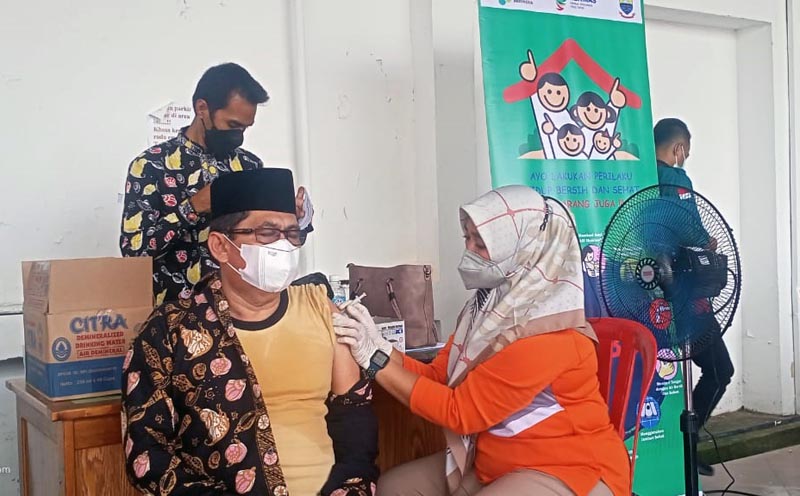H Abdullah, SE Ketua DPRD Tanjung Jabung Barat saat du vaksin booster. FOTO : Lintastungkal