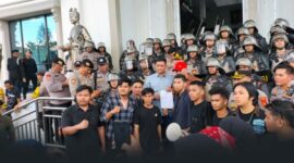 Dalam Kondisi Lelah, M.Hafiz dan Samsul Riduan Temui Langsung Massa Aksi di Gedung DPRD. FOTO : HMS