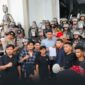 Dalam Kondisi Lelah, M.Hafiz dan Samsul Riduan Temui Langsung Massa Aksi di Gedung DPRD. FOTO : HMS