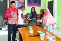 Ketua DPRD Tanjab Barat Salurkan Bansos untuk Warga Prasejahtera di Desa Tanjung Tayas. FOTO : HMS
