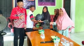 Ketua DPRD Tanjab Barat Salurkan Bansos untuk Warga Prasejahtera di Desa Tanjung Tayas. FOTO : HMS