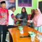 Ketua DPRD Tanjab Barat Salurkan Bansos untuk Warga Prasejahtera di Desa Tanjung Tayas. FOTO : HMS
