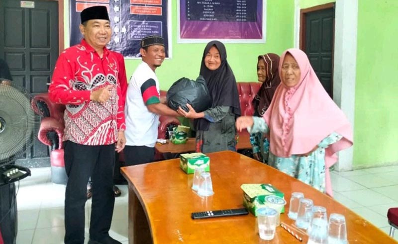 Ketua DPRD Tanjab Barat Salurkan Bansos untuk Warga Prasejahtera di Desa Tanjung Tayas. FOTO : HMS