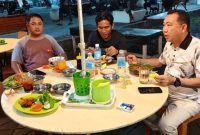 Dukung Olahraga, Ketua DPRD Tanjab Barat Jamu Atlet Sepak Bola Makan Malam. FOTO : HMS