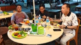 Dukung Olahraga, Ketua DPRD Tanjab Barat Jamu Atlet Sepak Bola Makan Malam. FOTO : HMS