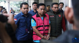 Ketua Ombudsman RI, Hery Susanto berjalan menuju mobil tahanan di gedung Kejaksaan Agung, Jakarta, Kamis (16/4/2026). (FOTO : dok. CNBC Indonesia/Faisal Rahman)