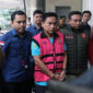 Ketua Ombudsman RI, Hery Susanto berjalan menuju mobil tahanan di gedung Kejaksaan Agung, Jakarta, Kamis (16/4/2026). (FOTO : dok. CNBC Indonesia/Faisal Rahman)