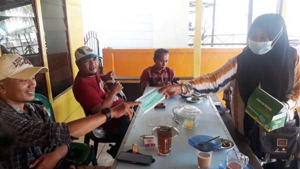 Ketua PWI Kabupaten Tanjung Jabung Barat memberikan Masker kepada Wartawan, Senin (25/10/21). FOTO : BAS