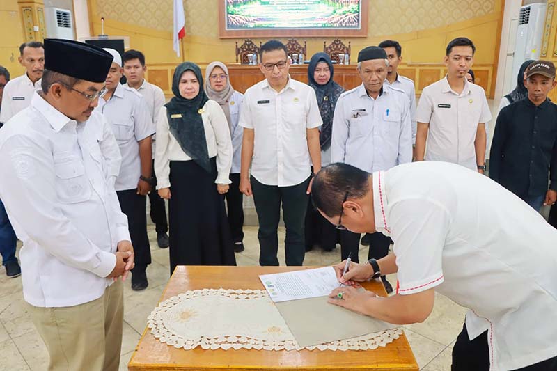 Pengukuhan Kelompok Kerja Mangrove Daerah (KKMD) Kabupaten Tanjung Jabung Barat oleh Bupati Anwar Sadat pada hari Rabu, 1 April 2026, di Balai Pertemuan Kantor Bupati. Pembentukan KKMD bertujuan sebagai wadah koordinasi lintas sektor untuk memperkuat perlindungan dan pengelolaan ekosistem mangrove secara berkelanjutan di wilayah pesisir Tanjab Barat. (FOTO : Dok. Prokopim)