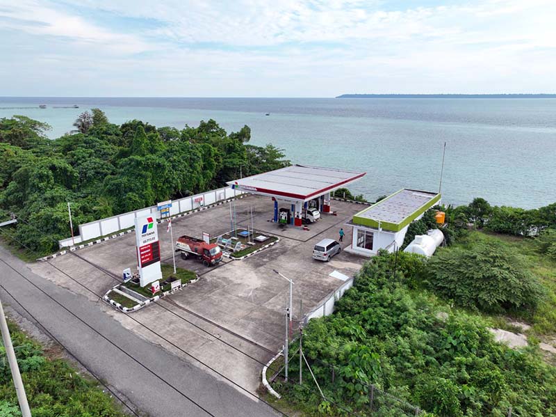 Stasiun Pengisian Bahan Bakar Nelayan (SPBUN) 68.773.02 di Jalan Poros Kampung Payung-Payung, Pulau Maratua, Kabupaten Berau, Kalimantan Timur