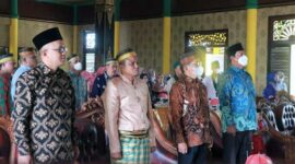 (Kiri) Zakaria Ansori, H. Assek, H. A Bakrie, Wabup Hairan, SH saat pelantikan BPD-KKSS Tanjab Barat masa bakti 2021 - 2026, Sabtu (22/1/22). FOTO : Syukur Prokopim