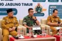 Danrem 042/Gapu Brigjen TNI Nyamin, S.I.P., M.M. (tengah) menyampaikan materi saat menjadi narasumber dalam kegiatan Ekspose Ekosistem Dokumen Rencana Perlindungan dan Pengelolaan Ekosistem Gambut (RPPEG) di Hotel BW Luxury, Kota Jambi, Senin (28/9/2026). (FOTO : Dok. KEPENREM)