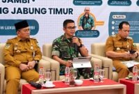 Danrem 042/Gapu Brigjen TNI Nyamin, S.I.P., M.M. (tengah) menyampaikan materi saat menjadi narasumber dalam kegiatan Ekspose Ekosistem Dokumen Rencana Perlindungan dan Pengelolaan Ekosistem Gambut (RPPEG) di Hotel BW Luxury, Kota Jambi, Senin (28/9/2026). (FOTO : Dok. KEPENREM)