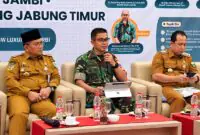 Danrem 042/Gapu Brigjen TNI Nyamin, S.I.P., M.M. (tengah) menyampaikan materi saat menjadi narasumber dalam kegiatan Ekspose Ekosistem Dokumen Rencana Perlindungan dan Pengelolaan Ekosistem Gambut (RPPEG) di Hotel BW Luxury, Kota Jambi, Senin (28/9/2026). (FOTO : Dok. KEPENREM)