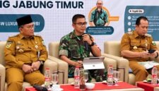 Danrem 042/Gapu Brigjen TNI Nyamin, S.I.P., M.M. (tengah) menyampaikan materi saat menjadi narasumber dalam kegiatan Ekspose Ekosistem Dokumen Rencana Perlindungan dan Pengelolaan Ekosistem Gambut (RPPEG) di Hotel BW Luxury, Kota Jambi, Senin (28/9/2026). (FOTO : Dok. KEPENREM)
