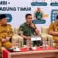 Danrem 042/Gapu Brigjen TNI Nyamin, S.I.P., M.M. (tengah) menyampaikan materi saat menjadi narasumber dalam kegiatan Ekspose Ekosistem Dokumen Rencana Perlindungan dan Pengelolaan Ekosistem Gambut (RPPEG) di Hotel BW Luxury, Kota Jambi, Senin (28/9/2026). (FOTO : Dok. KEPENREM)