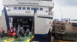 KMP Sembilang saat merapat ke Dermaga Pelabuhan Roro dan hanya dibatasi Ban Bekas menghindari benturan antara Kapal dan Dolphin, Jum'at (26/8/22). FOTO : Bas/LT