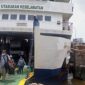 KMP Sembilang saat merapat ke Dermaga Pelabuhan Roro dan hanya dibatasi Ban Bekas menghindari benturan antara Kapal dan Dolphin, Jum'at (26/8/22). FOTO : Bas/LT