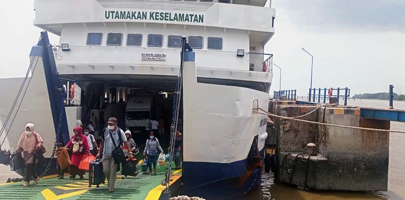 KMP Sembilang saat merapat ke Dermaga Pelabuhan Roro dan hanya dibatasi Ban Bekas menghindari benturan antara Kapal dan Dolphin, Jum'at (26/8/22). FOTO : Bas/LT