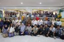 MODAL KERJA: Menaker Yassierli berpose bersama peserta magang di PT Yupi Indo Jelly Gum Tbk, Bogor (6/5). Menaker menekankan bahwa sertifikasi kompetensi adalah 