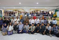 MODAL KERJA: Menaker Yassierli berpose bersama peserta magang di PT Yupi Indo Jelly Gum Tbk, Bogor (6/5). Menaker menekankan bahwa sertifikasi kompetensi adalah 