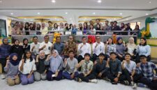 MODAL KERJA: Menaker Yassierli berpose bersama peserta magang di PT Yupi Indo Jelly Gum Tbk, Bogor (6/5). Menaker menekankan bahwa sertifikasi kompetensi adalah 