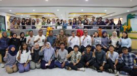 MODAL KERJA: Menaker Yassierli berpose bersama peserta magang di PT Yupi Indo Jelly Gum Tbk, Bogor (6/5). Menaker menekankan bahwa sertifikasi kompetensi adalah 