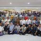 MODAL KERJA: Menaker Yassierli berpose bersama peserta magang di PT Yupi Indo Jelly Gum Tbk, Bogor (6/5). Menaker menekankan bahwa sertifikasi kompetensi adalah 