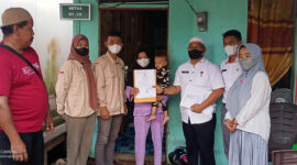 Didampingi Lurah, Ketua RT Kampung Nelayan dan Forum Anak Daerah, H Azwar menyerahkan Dokumen Akte Kelahiran kepada Warga, Rabu (19/1/22). FOTO : LT