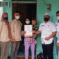 Didampingi Lurah, Ketua RT Kampung Nelayan dan Forum Anak Daerah, H Azwar menyerahkan Dokumen Akte Kelahiran kepada Warga, Rabu (19/1/22). FOTO : LT
