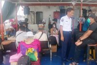 Kapten KMP Sembilang Asmadi saat menyapa Penumpang yang akan berangkat menuju Batam, Jum'at (15/7/22). FOTO : lintastungkal