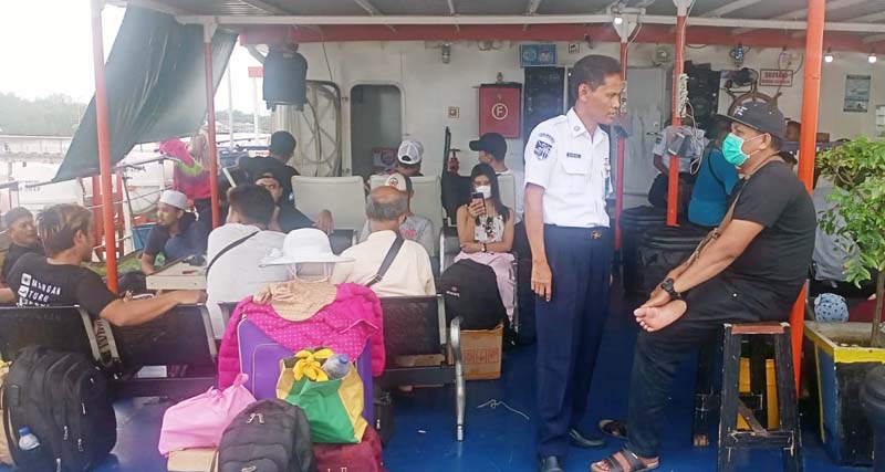 Kapten KMP Sembilang Asmadi saat menyapa Penumpang yang akan berangkat menuju Batam, Jum'at (15/7/22). FOTO : lintastungkal