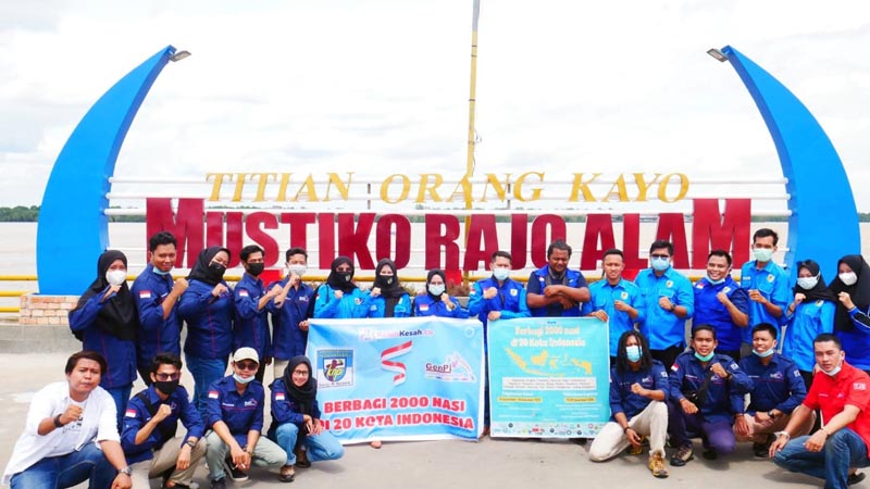 FOTO : KNPI Berkolaborasi dengan GENPI Tanjung Jabung Barat kembali Membagikan Nasi Kotak Agar Masyarakat Terdampak Tetap Bisa Bertahan, Minggu (20/12/20)