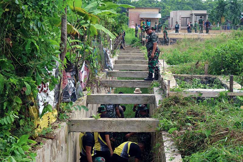 Dokumentasi : Dandim 0416/Bute Karya Bakti Pembersihan Saluran Air di Kelurahan Bungo Taman Agung Kecamatan Bathin III Kabupaten Bungo, Sabtu(09/12/23). FOTO : Dhea