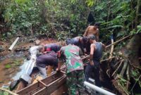 Kodim 0416/Bute Bangun Saluran Air Bersih untuk Ponpes Babul Muarif dan Warga Desa Timbolasi. FOTO : PENDIM