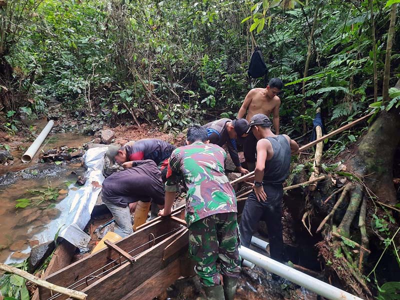 Kodim 0416/Bute Bangun Saluran Air Bersih untuk Ponpes Babul Muarif dan Warga Desa Timbolasi. FOTO : PENDIM