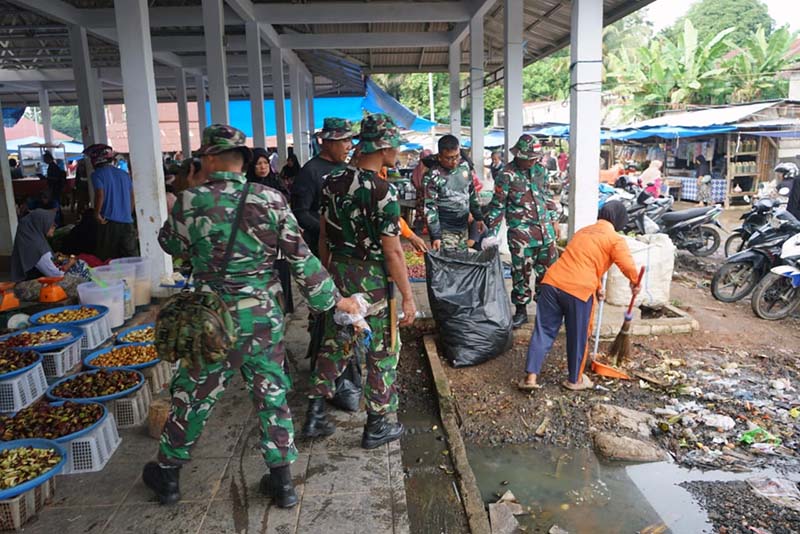 Dandim 0416/Bute Letkol Inf Dedy Pungky Irawanto Ajak Warga Turun Tangan Wujudkan Lingkungan Bersih pada  kegiatan Karya Bakti Pembersihan Sampah di Pasar Tanjung Bungur, Kelurahan Muara Tebo, Kecamatan Tebo Tengah, Kabupaten Tebo, Jumat (23/05/2025). FOTO : PENDIM