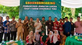 Dandim 0416/Bute Letkol Inf Yudi Susilo Yudhanto, Bupati Bungo H. Dedi Putra, Ketua DPRD Bungo Muhamad Adani, dan para undangan berfoto bersama dalam acara groundbreaking Pembangunan Jembatan Garuda Tahap V di Dusun Babeko, Bungo, Kamis (25/06/2026). (Foto: Kodim 0416/Bute)