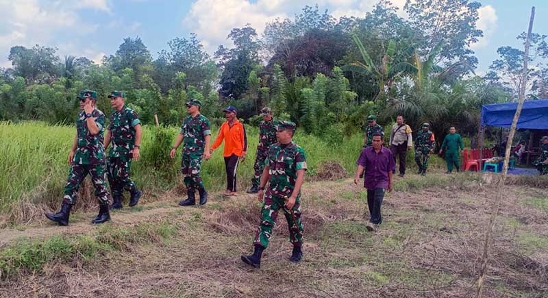 Dandim 0415/Jambi Letkol inf Yoga Cahya Prasetya Saat Dampingi Danrem 042/Gapu Brigjen TNI Rachmad, S.I.P tinjau Optimasi lahan (Opla) RT. 02 Ds. Senaning Kec. Pemayung Kab. Batanghari, Selasa (28/05/24). FOTO : PENDIM