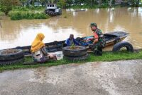 Babinsa Koramil 415-06/Pijoan Kodim 0415/Jambi Aktif Pantau Wilayah dan Pemukiman Rawan Banjir. FOTO : Dhea