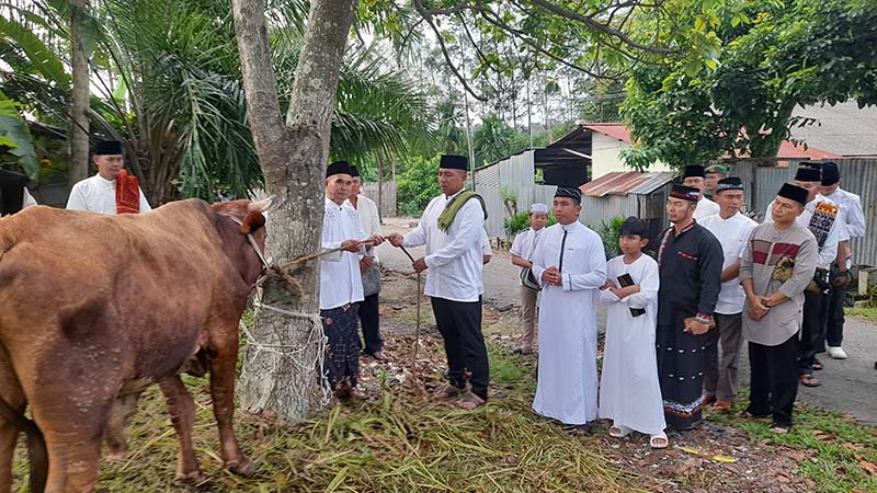 Dandim 0415/Jambi, Letkol inf Yoga Cahya Prasetya Ketika Akan Menyerahkan Hewan Kurban Kepada Panutia. FOTO : PENDIM