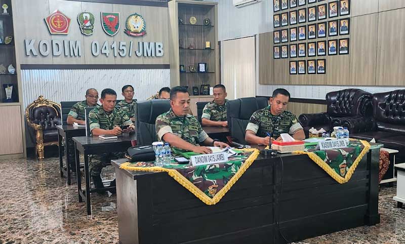 Dandim 0415/Jambi Letkol Arm Eko Pristiono Saat Paparkan Situasi dan Kondisi Terkini Nataru serta Upaya Menghadapi Pemilu 2024 kepada Pangdam ll/SWJ melalui Vidio Conference, Jum'at (29/12/23). FOTO : PENDIM