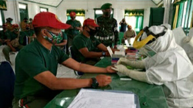 FOTO : Personil Kodim 0417/Kerinci Saat Menjalani Pemeriksaan Rapid Test di Aula Makodim 0417/Kerinci, Selasa (21/07/20).