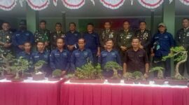 PPBI cabang Tanjung Jabung Barat foto bersama Dandim 0419/Tanjab dan jajaran beserta dengan tanaman bonsai. FOTO : Bas/LT