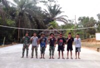 Anggota Satgas TMMD ke -113 Tahun 2022 Kodim 0419/Tanjab foto bersama para Pemuda RT 02 Desa Sungai Muluk di Lapangan Bola Voli yang telah selesai direhab, Sabtu (4/6/22). FOTO : Pendim Tjb