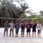 Anggota Satgas TMMD ke -113 Tahun 2022 Kodim 0419/Tanjab foto bersama para Pemuda RT 02 Desa Sungai Muluk di Lapangan Bola Voli yang telah selesai direhab, Sabtu (4/6/22). FOTO : Pendim Tjb