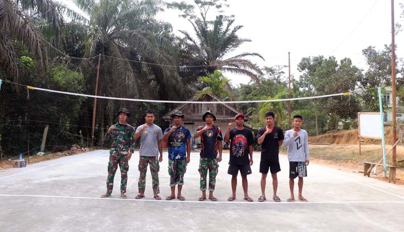 Anggota Satgas TMMD ke -113 Tahun 2022 Kodim 0419/Tanjab foto bersama para Pemuda RT 02 Desa Sungai Muluk di Lapangan Bola Voli yang telah selesai direhab, Sabtu (4/6/22). FOTO : Pendim Tjb