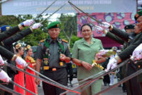 FOTO : Danrem Kolonel Arh Elphis Rudi bersama istri, disambut di Makorem dengan tradisi pedang pora pada Penyambutan Seagai Danrem 042 Gapu Jambi pada Senin 28 Januari 2019.