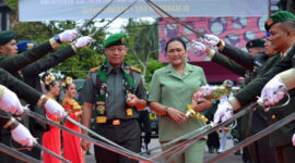 FOTO : Danrem Kolonel Arh Elphis Rudi bersama istri, disambut di Makorem dengan tradisi pedang pora pada Penyambutan Seagai Danrem 042 Gapu Jambi pada Senin 28 Januari 2019.