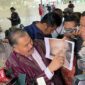 Kuasa hukum Brigadir J, Kamaruddin Simanjuntak, menunjukkan gambar jenazah Brigadir J di bagian leher yang diduga sempat dililit dari belakang, di Lobi Bareskrim Polri, Jakarta, Rabu (20/7/2022).(KOMPAS.com/RAHEL NARDA)